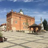 Rynek w Sandomierzu, z Ratuszem w tle, zachęca do spaceru. Trasa Kielce Sandomierz to idealny pomysł na wycieczkę.