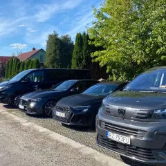 Samochody i busy czekają na podróż z Rzeszowa do Krakowa Balic.