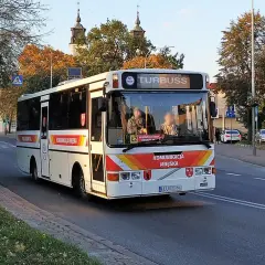Autobus komunikacji miejskiej "Turbuss" na trasie Łuków-Lublin, z widocznymi herbami miasta i pasażerami.
