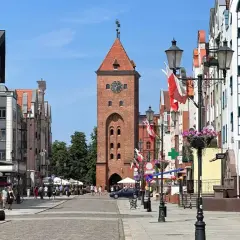 Spacer po Elblągu: Rynek z Bramą Targową i kolorowymi kamieniczkami. Idealne miejsce, by poczuć atmosferę miasta i zobaczyć, co w Elblągu warto zobaczyć.