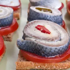 Roladki ze śledzia z pomidorem na chlebie – idealne, by dowiedzieć się, co zjesc w Norwegii.