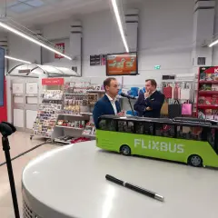 Na prezentacji modelu Flixbus dyskutują, czy można kupić bilet u kierowcy.