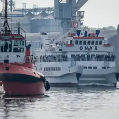 Statek pasażerski "Onyx" i holowniki "Taurus" w porcie w Gdańsku.