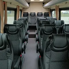 Wygodne fotele w autokarze, idealne na podróż z Torunia do Warszawy na Lotnisko Chopina.