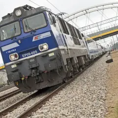 Niebieski pociąg PKP Intercity EP09-005 jedzie po torach. Sprawdź pendolino Katowice - Kołobrzeg cena biletu.
