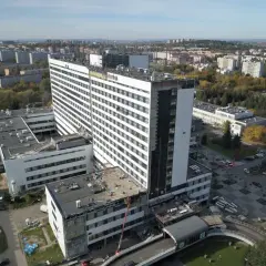 Szpital Rydygiera w Krakowie. Jak dojechać tramwajem? Widok z lotu ptaka na nowoczesny kompleks budynków szpitalnych otoczony zielenią i zabudową miejską.