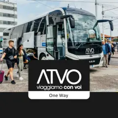 Młoda para z walizką na lotnisku TSF, wsiada do autobusu ATVO.
