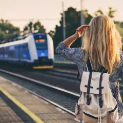 Dziewczyna z plecakiem czeka na peronie na pociąg z Bielska nad morze.