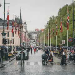 Deszczowy dzień w Oslo, tłumy z parasolami i norweskimi flagami. Czy warto odwiedzić to miasto?