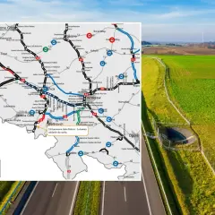 Mapa drogowa Dolnego Śląska z zaznaczoną trasą S3, w tym odcinkiem Kamienna Góra Północ - Lubawka. W tle krajobraz z wiatrakami.