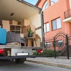 Bezpieczny transport materaca: Rolować, składać czy na płasko?