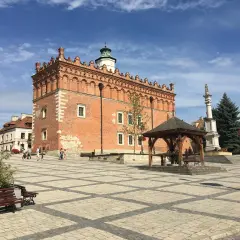 Rynek w Sandomierzu, z Ratuszem w tle, zachęca do spaceru. Trasa Kielce Sandomierz to idealny pomysł na wycieczkę.