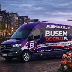 Fioletowy bus "BusemDoCel.pl" na tle Amsterdamu. Międzynarodowy przewóz osób z Polski, Niemiec, Holandii i Belgii.