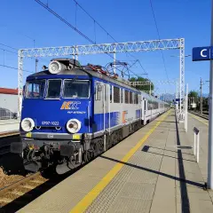 Niebiesko-szara lokomotywa PKP Intercity EP07-1022 na torach. Wyobraź sobie podróż poznań - zakopane pkp bezpośrednio tym pociągiem.