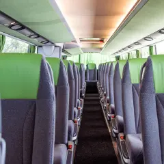 Wygodne siedzenia w autokarze, idealne na **Medjugorie dojazd z Polski**. Długie podróże stają się przyjemnością.