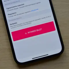 Ekran aplikacji mobilnej pokazujący opcje wymiany biletu PKP. Możesz tu sprawdzić regulamin i nadpłatę, a także kliknąć "Wymień bilet", by dokonać zakupu.