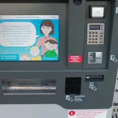 Biletomat MPK Poznań. Dotknij ekran, by kupić bilety. Można płacić kartą lub gotówką.