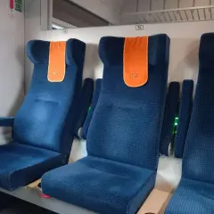 Puste siedzenia w pociągu PKP Intercity, gotowe na podróż z Giżycka do Warszawy.
