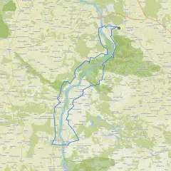 Trasa z Warszawy do Kazimierza Dolnego biegnie przez malownicze tereny, w tym wzdłuż Wisły.