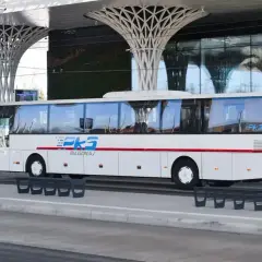Biały autokar PKS Biłgoraj czeka na pasażerów. Zapewnia komfortowe podróże z adresu pod adres.