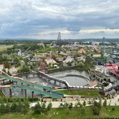 Widok na park rozrywki Energylandia w pobliżu Krakowa, z licznymi kolejkami górskimi, wodnymi atrakcjami i budynkami.