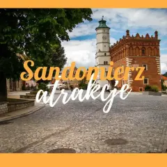 Urokliwy rynek w Sandomierzu, idealny punkt startowy na sandomierz trasę po zabytkach. Widoczny ratusz i kamienice.