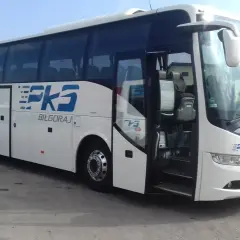 Biały autokar PKS Biłgoraj z otwartymi drzwiami. Sprawdź bus Lublin - Biłgoraj cena biletu.