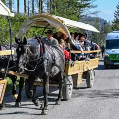 Zakopane: przejazd fasiągiem do Palenicy Białczańskiej. Cena busa na trasie? Turyści podziwiają Tatry.