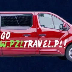 Czerwony bus z napisem "LET'S GO WWW.PZITRAVEL.PL!" zaprasza na podróż do Stuttgartu.