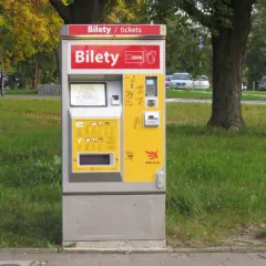 Biletomat MPK Łódź przy przystanku. Kupisz tu bilety na tramwaj i autobus.