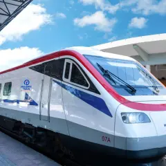 Nowoczesny pociąg Hellenic Train na peronie w Salonikach, gotowy do podróży.