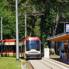 Tramwaj linii 9 czeka na pasażerów, którzy chcą dowiedzieć się, jak dojechać z dworca w Gdańsku na plażę.