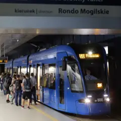 Tram 50 z Dworca Głównego w Krakowie do Prokocimia. Ludzie czekają na peronie.