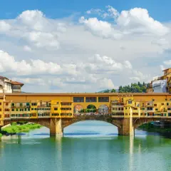 Most słynnego Ponte Vecchio we Florencji, idealny cel podróży, gdy zastanawiasz się, jak dojechać z Bolonii do Florencji.