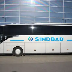 Biały autokar Sindbad z niebieskim logo. Sprawdź Sindbad ceny biletów na podróż.