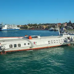 Hydrofoil "Joy Cruises" w drodze z Korfu do Sarandy. W tle prom pasażerski.