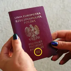 Polski paszport z godłem orła, gotowy na podróż do Norwegii na dowód.
