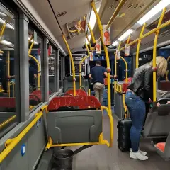 Wnętrze autobusu w Zadarze. Pasażerowie z bagażami korzystają z zadarskiej komunikacji miejskiej.