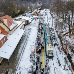 Zimowa stacja PKP w Świeradowie-Zdroju. Pociąg czeka na pasażerów, którzy chcą dojechać do tego uzdrowiska.