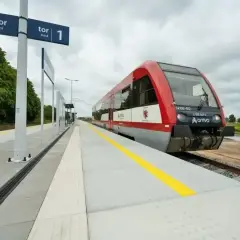 Czerwony pociąg Arriva na stacji, gotowy do podróży z Lublina do Katowic.