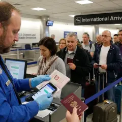 Kontrola paszportowa na lotnisku. Urzędnik sprawdza dokumenty podróżnych, co można wwieźć do USA. Kolejka do odprawy.