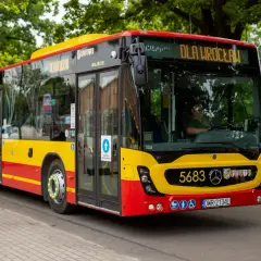 Autobus linii podmiejskich Wrocław. Kup bilet i jedź do celu.
