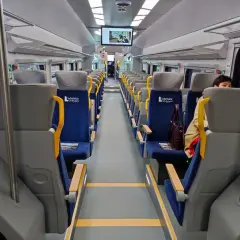 Wnętrze szynobusu na trasie Lublin - Zamość. Puste siedzenia czekają na pasażerów.