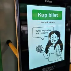 Ekran automatu MPK z napisem "Kup bilet". Można tu zapłacić zbliżeniowo, co pokazuje grafika kobiety z kartą NFC.