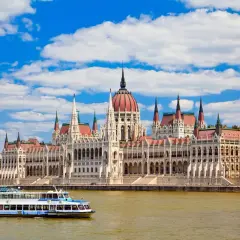 Rejs po Dunaju w Budapeszcie, obok Parlamentu. Podobne do widoku z Wrocławia, ale to stolica Węgier.