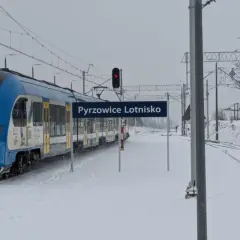 Zimowy pociąg na stacji Pyrzowice Lotnisko, idealny do podróży z Kielc do Katowic.