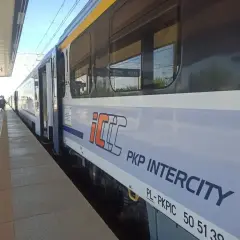 Pociąg PKP Intercity na peronie, gotowy do podróży z Torunia do Gdańska.
