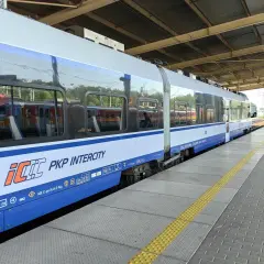 Pociąg PKP Intercity na peronie. Sprawdź aktualne pkp intercity promocje i podróżuj taniej!