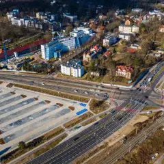 Szczecin: jak dojechać z dworca PKP do szpitala na Arkońskiej? Widok z lotu ptaka na skrzyżowanie, parking i budynki szpitalne.