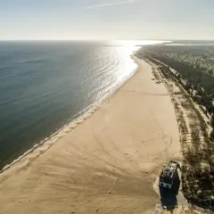 Szeroka plaża Stogi z widokiem na morze i las. Dojazd do tego miejsca jest malowniczy.